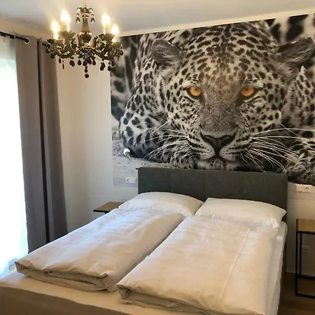 Konukevi Enjoyit Velden West 3*