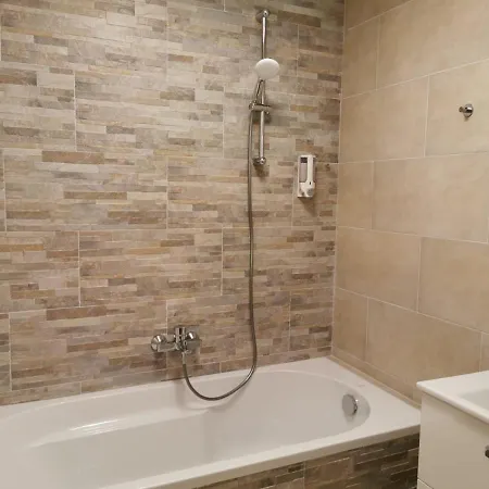 Konukevi Enjoyit Velden West 3*