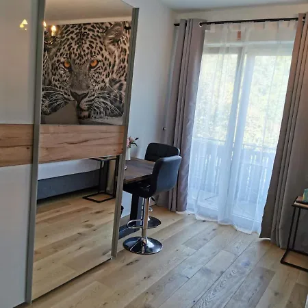 Konukevi Enjoyit Velden West 3*